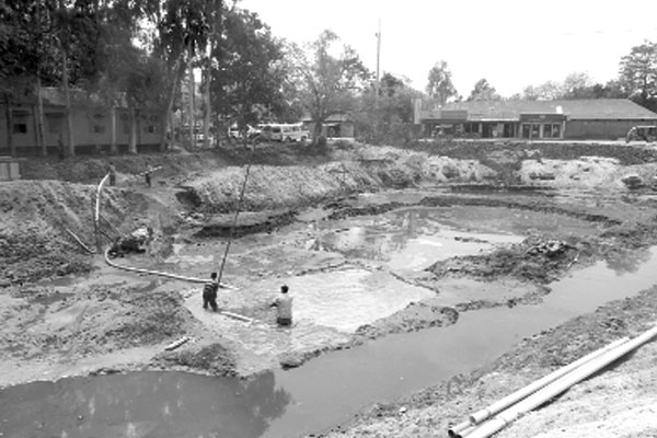 বোমা মেশিনে বালু উত্তোলন হুমকিতে মহাসড়ক