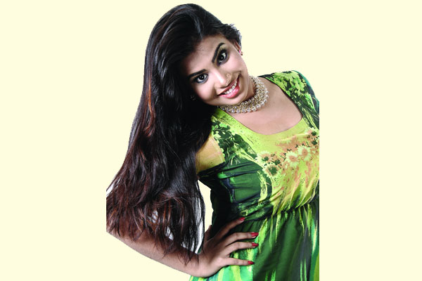 হেয়ার মাস্কে ঝলমলে চুল