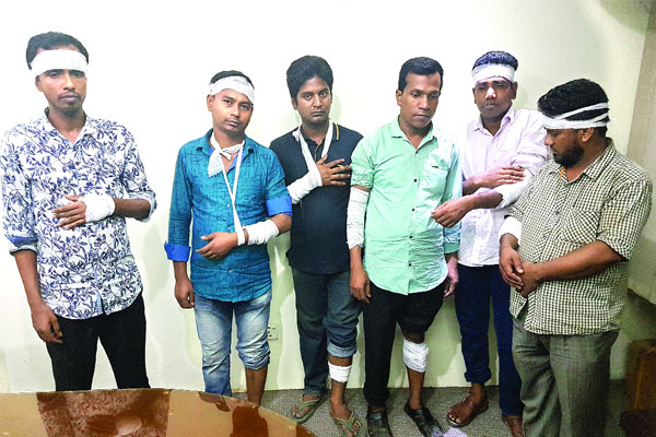 চোরাকারবারিদের হামলায় রক্তাক্ত কাস্টমস কর্মকর্তারা