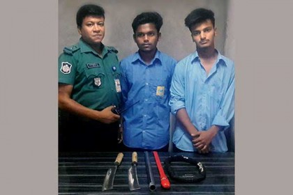 বরিশালে অস্ত্রসহ ২ কিশোর আটক