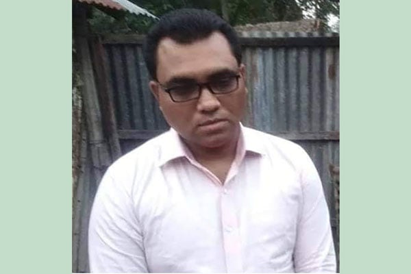 বিয়ে করতে এসে ভুয়া জজকে আটক করে পুলিশে সোপর্দ