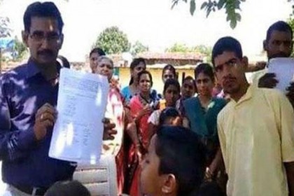৪৮ সন্তান সঙ্গে নিয়ে ভোট দিলেন বাবা, ছবি ভাইরাল