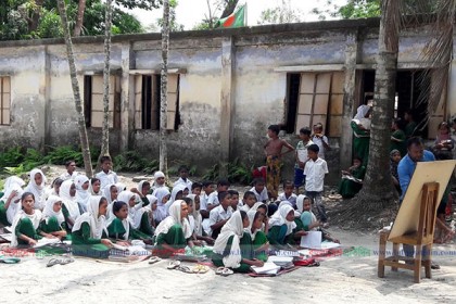 লক্ষ্মীপুরে প্রাথমিক শিক্ষা ব্যবস্থা বেহাল, খোলা আকাশের নিচে পাঠদান   