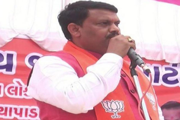 '‌রাহুল গান্ধী কুকুর, রুটি ছুড়ে দিলে নিয়ে আসে'