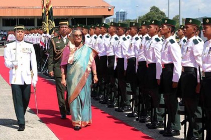 ব্রুনাইতে শেখ হাসিনাকে লাল গালিচা সংবর্ধনা