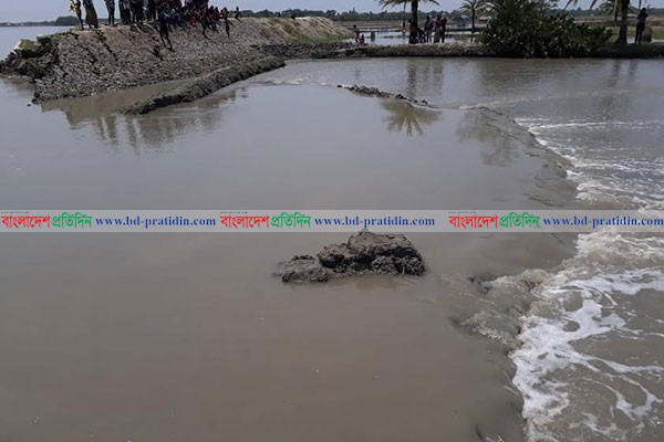 সাতক্ষীরায় খোলপেটুয়া নদীর বাঁধ ভেঙে গ্রাম প্লাবিত