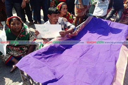 গৃহবধূকে হত্যা, মামলা না নেওয়ায় লাশ নিয়ে সড়ক অবরোধ