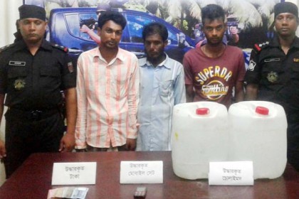 বগুড়ায় চোলাই মদসহ ৩ ব্যবসায়ী গ্রেফতার

