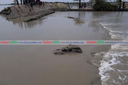 সাতক্ষীরায় খোলপেটুয়া নদীর বাঁধ ভেঙে গ্রাম প্লাবিত