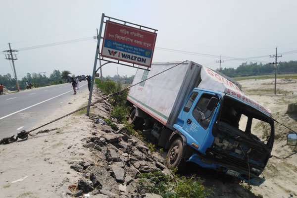 সিরাজগঞ্জে কার্ভাড ভ্যান চাপায় পথচারী নিহত


