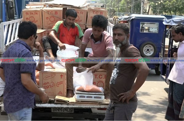 বরিশালে প্রথমদিনে বিলম্বে টিসিবি’র ন্যায্য মূল্যের পণ্য বিক্রি শুরু