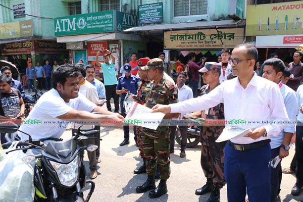 পাহাড় ধসে প্রাণহানি এড়াতে লিফলেট বিতরণ