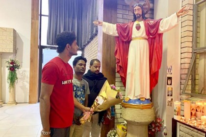 গির্জায় ফুল দিয়ে অস্ট্রেলিয়া বাংলাদেশিদের শোক