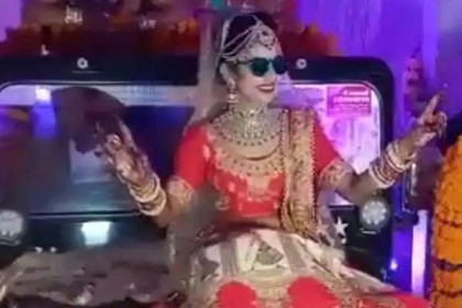 ভাঙল পুরনো প্রথা, বিয়ে করতে যাত্রী নিয়ে বরের বাড়িতে তরুণী (ভিডিও)