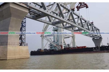 পদ্মা সেতু : বসলো নতুন স্প্যান, দৃশ্যমান হলো ১৬৫০ মিটার