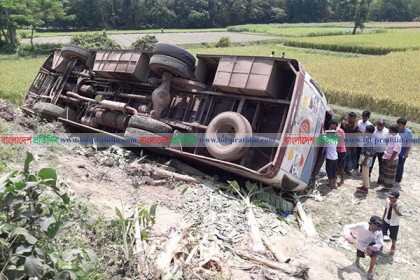 করিমগঞ্জে নিয়ন্ত্রণ হারিয়ে বাস উল্টে আহত ৩৫