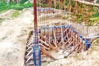 বড়াইগ্রামে পাঁচ বছরেও শেষ হয়নি সেতু নির্মাণ

