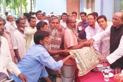 নাটোরে বিনামূল্যে সার ও বীজ বিতরণ

