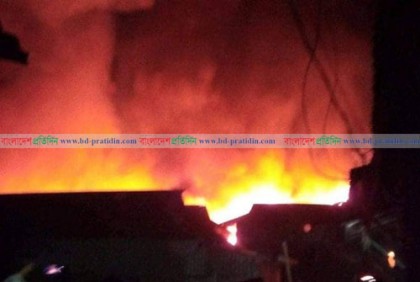 নেত্রকোনায় কাপড় পট্টিতে অগ্নিকাণ্ড