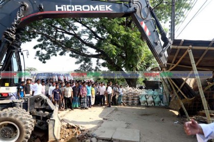 দখলদারদের বিরুদ্ধে হুঁশিয়ারি মেয়র আরিফের