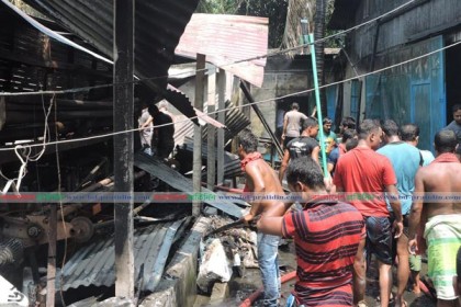 মুন্সীগঞ্জে অগ্নিকাণ্ডে জাল তৈরির কারখানা পুড়ে ছাই