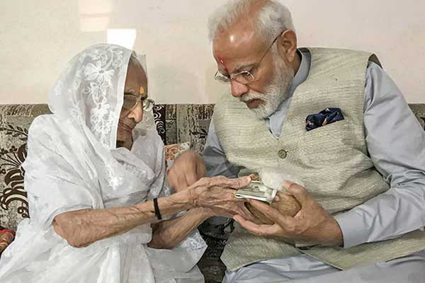 কেন মাকে সঙ্গে রাখেন না নরেন্দ্র মোদি?