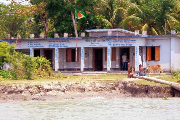 সন্ধ্যা নদীর আতঙ্কে শিক্ষার্থীরা, পাল্টে গেছে এলাকার মানচিত্র