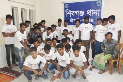 শিবগঞ্জে অশ্লীল নাচের আসর থেকে আটকদের ছেড়ে দিয়েছে পুলিশ 

