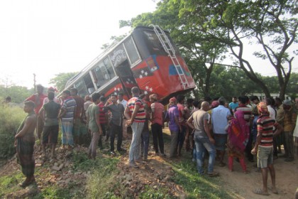 ঝিনাইদহে সড়ক দুর্ঘটনায় নসিমন চালক নিহত