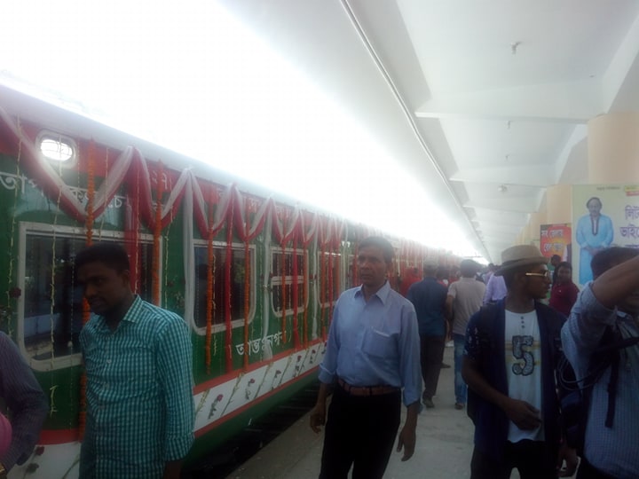 কিছুক্ষণ পর ট্র্যাকে ঝড় তুলবে ‘বনলতা এক্সপ্রেস’