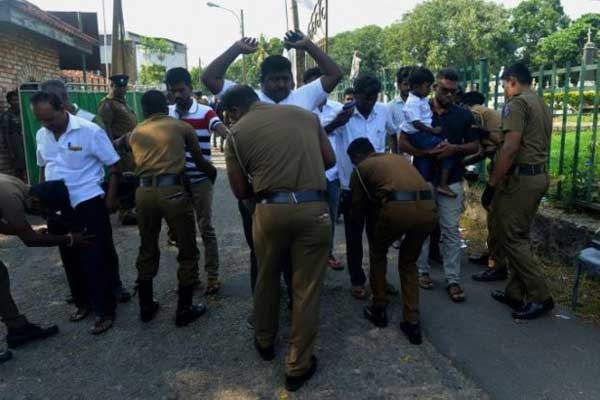 শ্রীলঙ্কায় বোমা হামলাকারীদের ধরতে অতিরিক্ত সৈন্য মোতায়েন