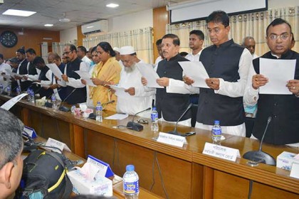 বরিশালে দুই ধাপে নির্বাচিত ৩৮ উপজেলা চেয়ারম্যান-ভাইস চেয়ারম্যানের শপথ গ্রহণ
