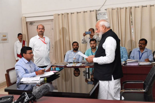 বারাণসীতে মনোনয়নপত্র জমা মোদির, শক্তি প্রদর্শন বিজেপির 