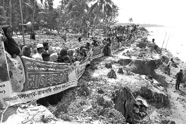 ২০ বছরে মেঘনায় বিলীন ৪৫ হাজার বসতবাড়ি