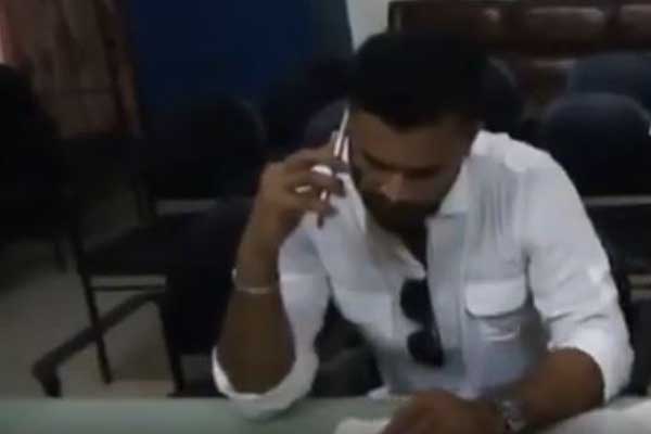 রোগী সেজে হাসপাতালে অনুপস্থিত ডাক্তারকে ফোন মাশরাফির! (ভিডিও)