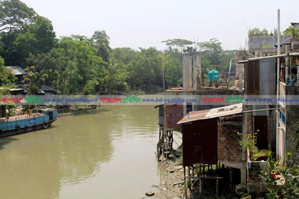 অবৈধ দখলদারদের কবলে উজিরপুরে সন্ধ্যা নদীর তীর 