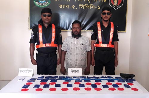 চাঁপাইনবাবগঞ্জে ৯৮০০ পিস ইয়াবাসহ এক ব্যক্তি আটক