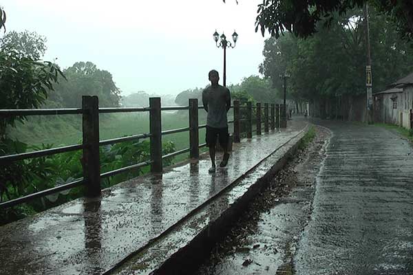 এক পশলা বৃষ্টিতে স্বস্তি জনমনে