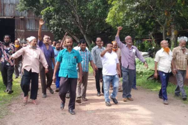 বকেয়া বেতনের দাবিতে নাটোর সুগার মিলস শ্রমিকদের বিক্ষোভ