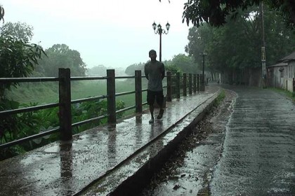 এক পশলা বৃষ্টিতে স্বস্তি জনমনে