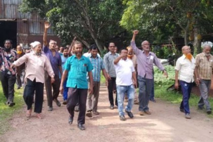 বকেয়া বেতনের দাবিতে নাটোর সুগার মিলস শ্রমিকদের বিক্ষোভ