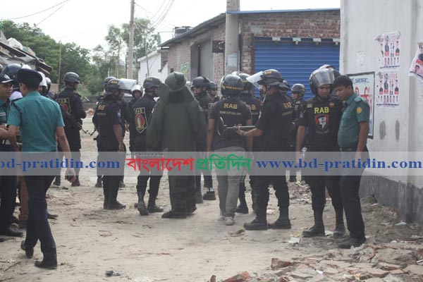 বাড়িটিতে একাধিক জঙ্গি থাকার আশঙ্কা