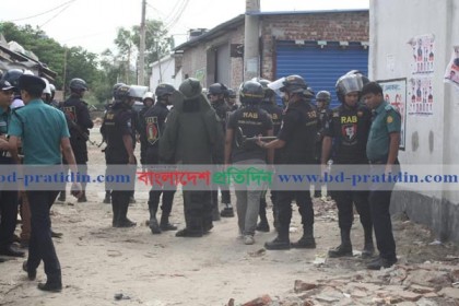 বাড়িটিতে একাধিক জঙ্গি থাকার আশঙ্কা