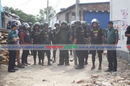 জঙ্গি আস্তানা ঘেরাও: জিজ্ঞাসাবাদের জন্য ৩ জন আটক