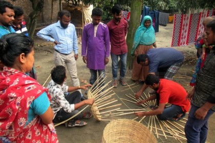 দিনাজপুরে পিছিয়ে পড়া পরিবারগুলোর পাশে ‘অদম তারুণ্য’