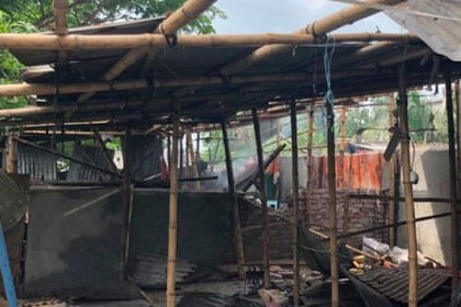 ‘বাড়িটিকে বিস্ফোরণের মাধ্যমে উড়িয়ে দিয়েছে জঙ্গিরা’