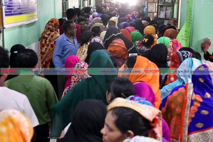 ভ্যাপসা গরমে নানা রোগ, নওগাঁয় হাসপাতালে পা ফেলার জায়গা নেই