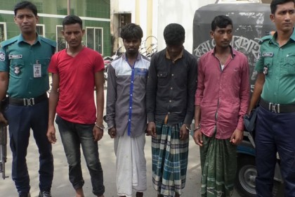 বরিশালে চিংড়ির রেনু পোনাসহ আটক ৫ 

