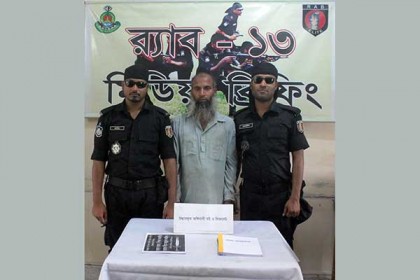 দিনাজপুরে জিহাদি বই ও লিফলেটসহ জেএমবি সদস্য আটক
