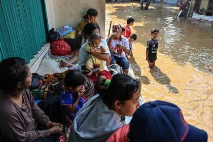 ইন্দোনেশিয়ায় ভয়াবহ বন্যায় মৃতের সংখ্যা বেড়ে ২৯